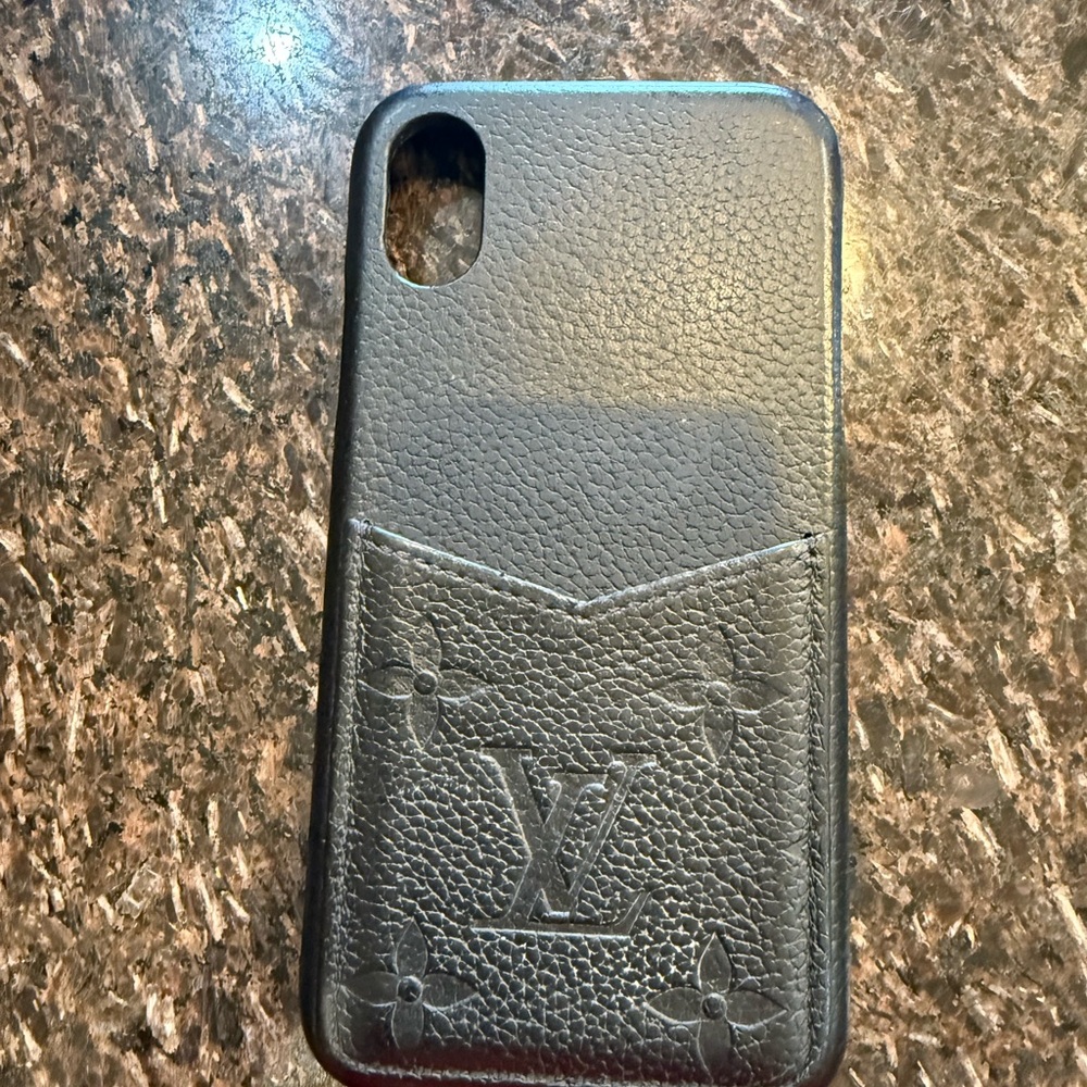 Louis Vuitton X/XS phone case with card holder in excellent condition